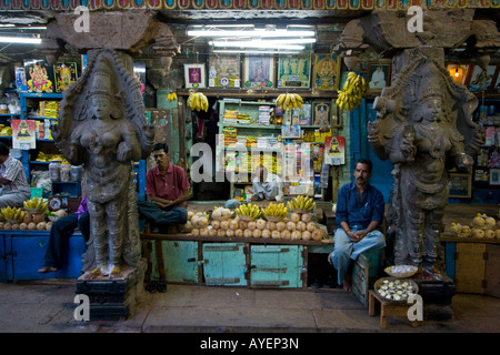 Verkäufer innen Sri Meenakshi Hindu-Tempel in Madurai Südindien Stockfoto