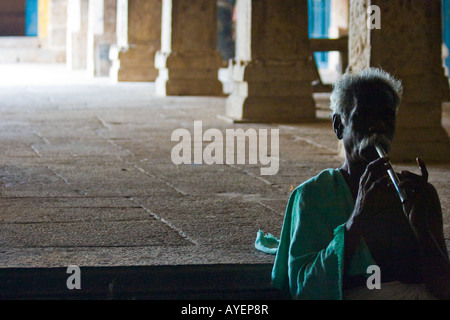 Mann Flötenspiel in Hindu-Tempel in der Festung in Tirumayam Indien in Tamil Nadu Stockfoto