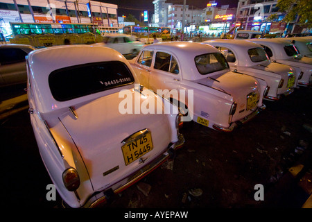 Weißer Amassador Tourist Autos in Tiruchirappalli oder Trichy Südindien Stockfoto