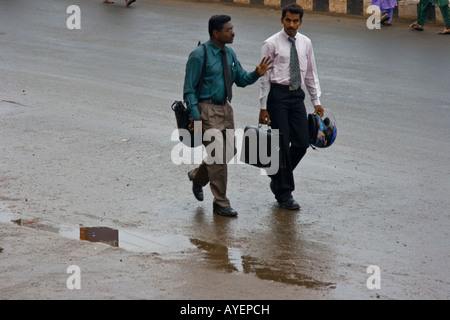 Zwei junge indische Geschäftsleute in Tiruchirappalli oder Trichy Südindien Stockfoto