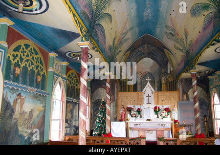 Der gemalte Innenraum des Heiligen Benedikt katholische Kirche befindet sich in Captin Cook auf der Big Island von Hawaii Stockfoto