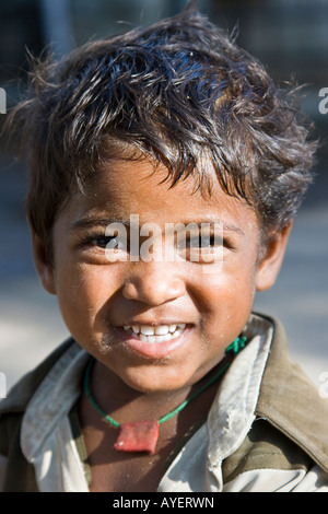Portrait eines jungen Jungen Bettler in Mamallapuram Südindien Stockfoto