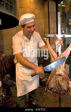 Argentinische Mann Kochen von Fleisch in einem Restaurant in Buenos Aires Argentinien Stockfoto