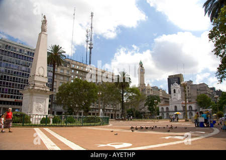 Das Piramide de Mayo Nationalmonument und das Cabildo befindet sich auf der Plaza de Mayo in Buenos Aires Argentinien Stockfoto