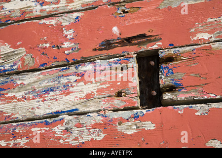 Verwitterte Seite des alten Boot mit roten Farbe peeling Stockfoto