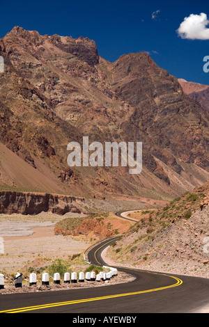 Autobahn entlang des Flusses Mendoza in Anden-Gebirge westlich von Upsallata Argentinien Stockfoto