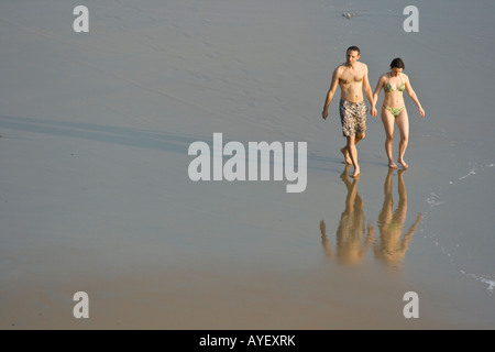 Ehepaar allein an einem Strand in Varkala Indien Stockfoto