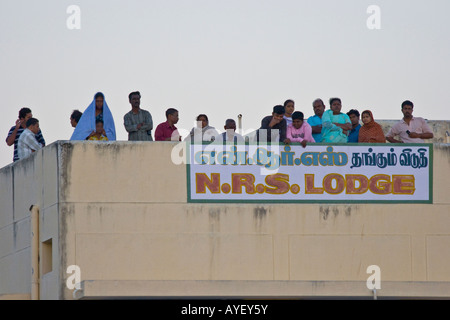 Inder auf einem Dach warten auf den Sonnenaufgang in Kanyakumari Südindien Stockfoto