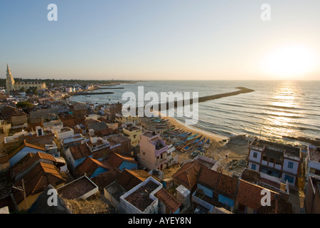 Sonnenaufgang am Angeln, Boote und den Strand in Kanyakumari Südindien Stockfoto