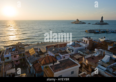 Sonnenaufgang am Thiruvalluvar Statue und Vivekananda Rock Memorial in Kanyakumari Südindien Stockfoto