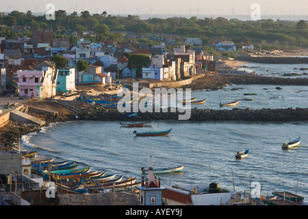 Sonnenaufgang am Angeln, Boote und den Strand in Kanyakumari Südindien Stockfoto