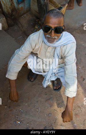 Indischer Mann mit dunklen Sonnenbrille in Kanyakumari Südindien Stockfoto
