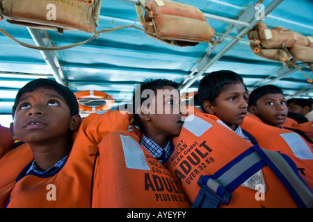 Indische jungen tragen Orange Rettungsringe auf der Fähre nach Swami Vivekananda Rock Memorial in Kanyakumari Südindien Stockfoto