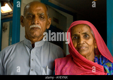 Ältere Rajasthani Ehepaar in einem Zug in Indien Stockfoto