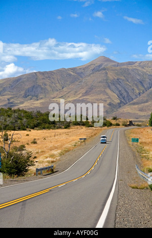 Fahrzeuge fahren auf der Autobahn in der Nähe von El Calafate Patagonien Argentinien Stockfoto