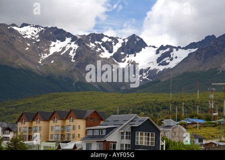 Gehäuse unter der kriegerischen Bergkette in Ushuaia auf der Insel von Tierra Del Fuego Argentinien Stockfoto
