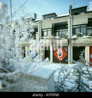 Modernes Reihenhaus in Deutschland mit Schnee Stockfoto