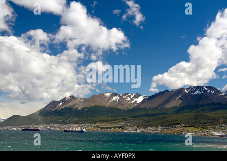 Den Hafen und die Stadt Ushuaia unterhalb der kriegerischen Bergkette auf der Insel von Tierra Del Fuego Argentinien Stockfoto