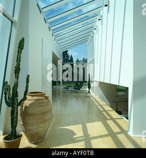 Große Terrakotta Pithoi Topf auf Holzboden auf überdachte Glashalle Stockfoto