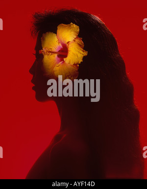 Silhouette der Frau mit Hibiskusblüte im Haar Stockfoto