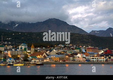 Den Hafen und die Stadt Ushuaia in der Abenddämmerung auf der Insel von Tierra Del Fuego Argentinien Stockfoto