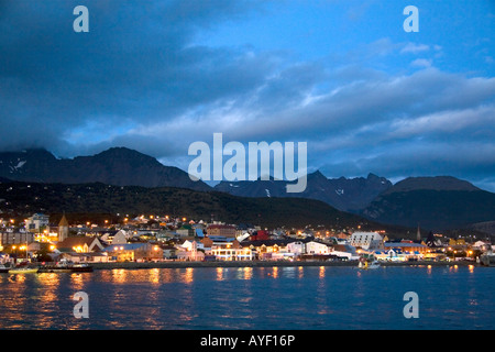 Den Hafen und die Stadt Ushuaia in der Abenddämmerung auf der Insel von Tierra Del Fuego Argentinien Stockfoto