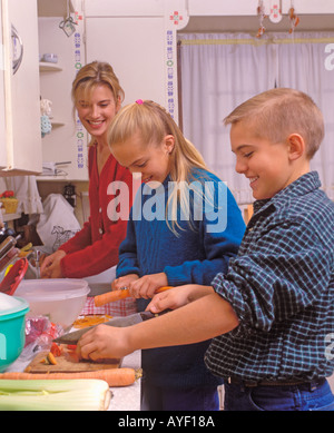 Mutter und Kinder kochen in der Küche Stockfoto