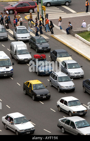 Verkehr am neunten Juli Allee in Buenos Aires Argentinien