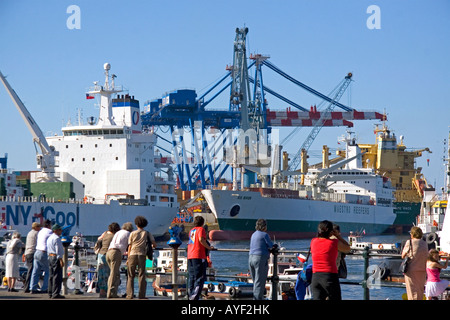 Container-Schiffe im Hafen von Valparaiso Chile angedockt Stockfoto