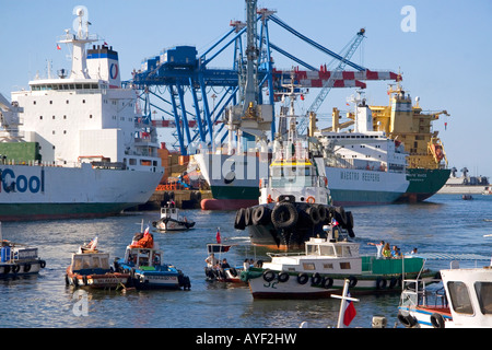 Container-Schiffe und kleine Boote im Hafen von Valparaiso Chile Stockfoto