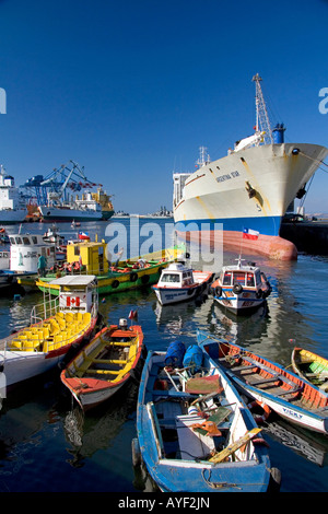 Container-Schiffe und kleine Boote im Hafen von Valparaiso Chile Stockfoto