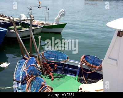 Traditionelle hölzerne Fischerboote, Netze und bekämpfen, Puerto Deportivo de Fuengirola, Hafen von Fuengirola, Costa Del Sol, Spanien, Europa Stockfoto