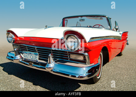 Eine rote und weiße 57 Ford Fairlane Original Kfz-Kennzeichen geändert, antike vom Fotografen Stockfoto