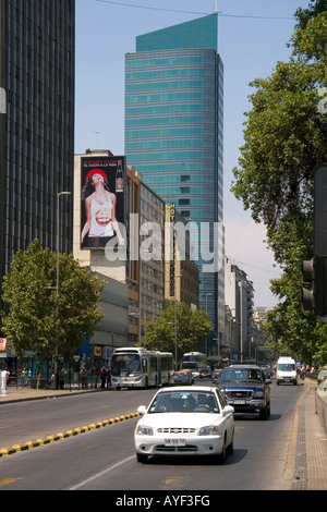 Verkehr und Highrise Gebäude an der Libertador General Bernardo O Higgins Avenue in Santiago Chile Stockfoto