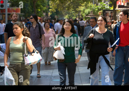 Die Menschen gehen im Paseo Ahumada in Santiago Chile Stockfoto