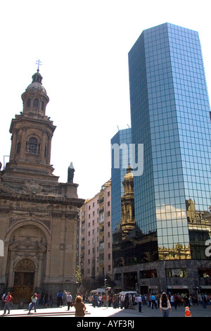 Die Metropolitan-Kathedrale und moderne Bürogebäude in der Plaza de Armas in Santiago Chile Stockfoto