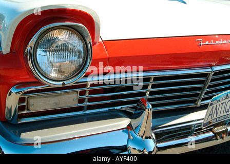 Eine rote und weiße 57 Ford Fairlane Original Kfz-Kennzeichen geändert, antike vom Fotografen Stockfoto