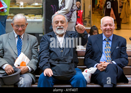 Ältere chilenische Männer sitzen auf einer Bank in Santiago Chile Stockfoto