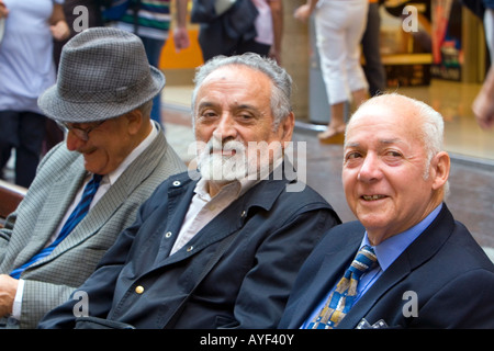 Ältere chilenische Männer sitzen auf einer Bank in Santiago Chile Stockfoto