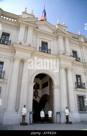 Wachen stehen am Palacio De La Moneda in Santiago Chile Stockfoto