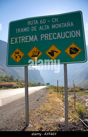 Spanische Sprache Verkehrszeichen Warnung vor gefährlichen Straßenverhältnisse am Fuße der Gebirgskette der Anden in Chile Stockfoto