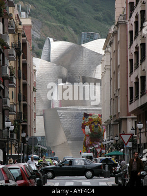 Das Guggenheim Museum Welpen von Jeff Koon und eine Straße in Bilbao Stockfoto