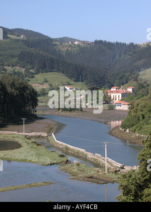 Malerischen Hügeln rund um den Fluss Lea im Baskenland von Spanien Stockfoto