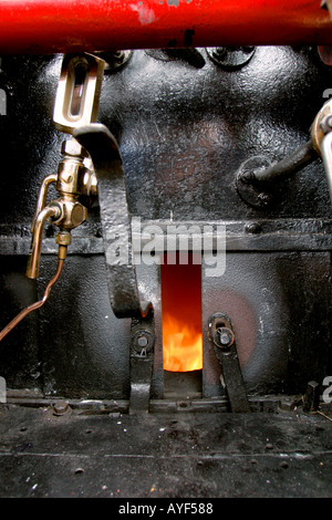 Fußplatte der Zugmaschine mit Türen zum Feuerraum öffnen Stockfoto