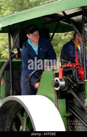 Mann Lenkung Aveling Porter Dampfwalze Stockfoto