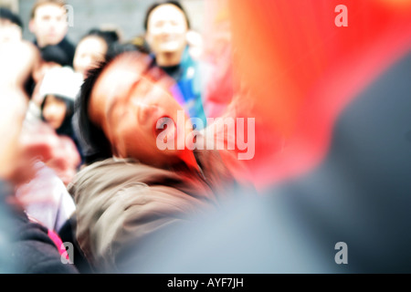 Ein pro-China-Befürworter in Schlägereien mit Pro-Tibet-Menschenrechts-Aktivisten während der Olympischen Spiele 2012 Fackel-Demonstration in London Stockfoto