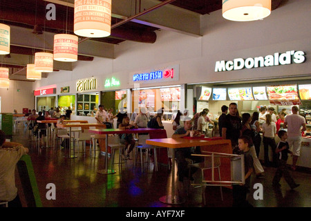 Fastfood-Restaurants bei Manufaktura ein Zentrum für Unterhaltungskultur und Einkaufen Lodz Polen Stockfoto