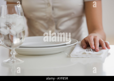 Nahaufnahme von Frau sitzt am Tisch Stockfoto