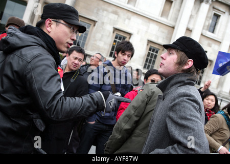 Pro-China-Unterstützer (links) verfasste mit Menschenrechts-Aktivisten auf dem Londoner Trafalgar Square im Rahmen der 2012 Olympics protestieren Stockfoto