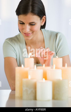 Frau Anzünden von Kerzen Stockfoto